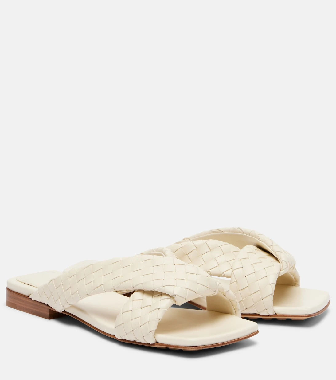 Bottega Veneta - صندل ريڤا جلد بتصميم إنترتشاتو