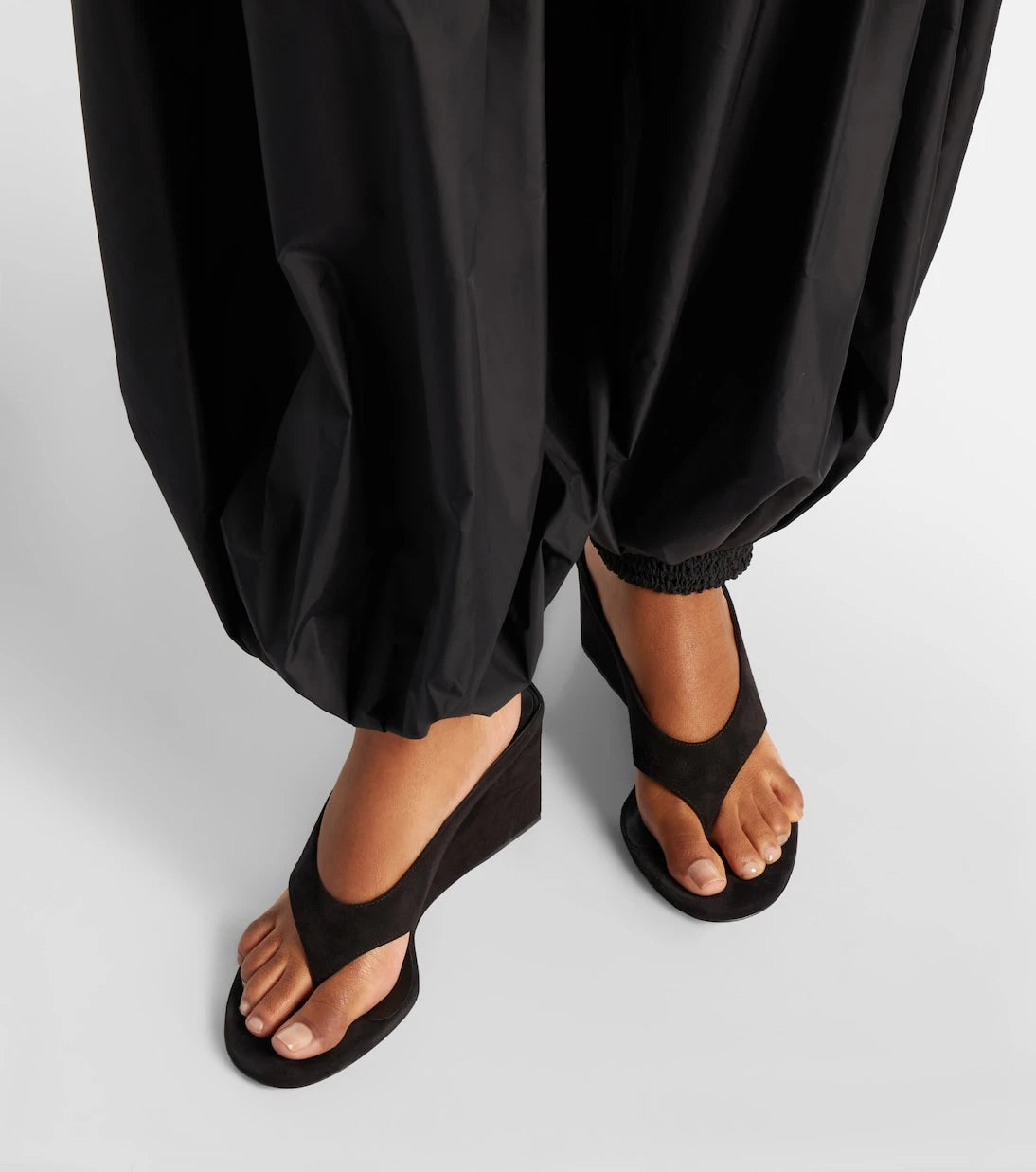 Alaïa - Cube 75 suede wedge thong sandals