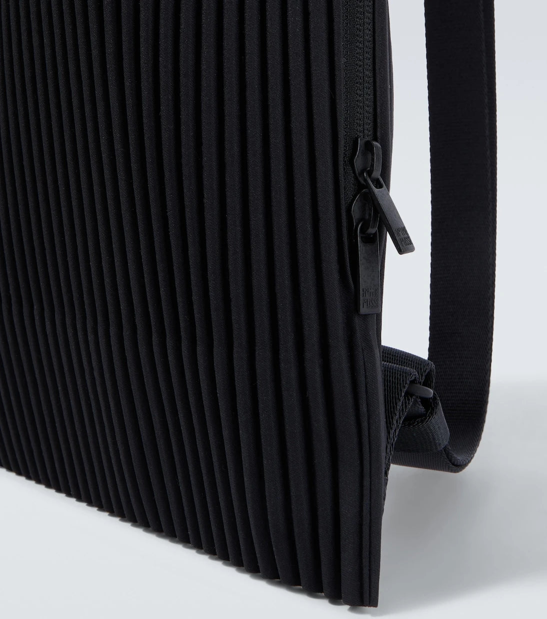 Homme Plissé Issey Miyake - Drawstring Pleats shoulder bag