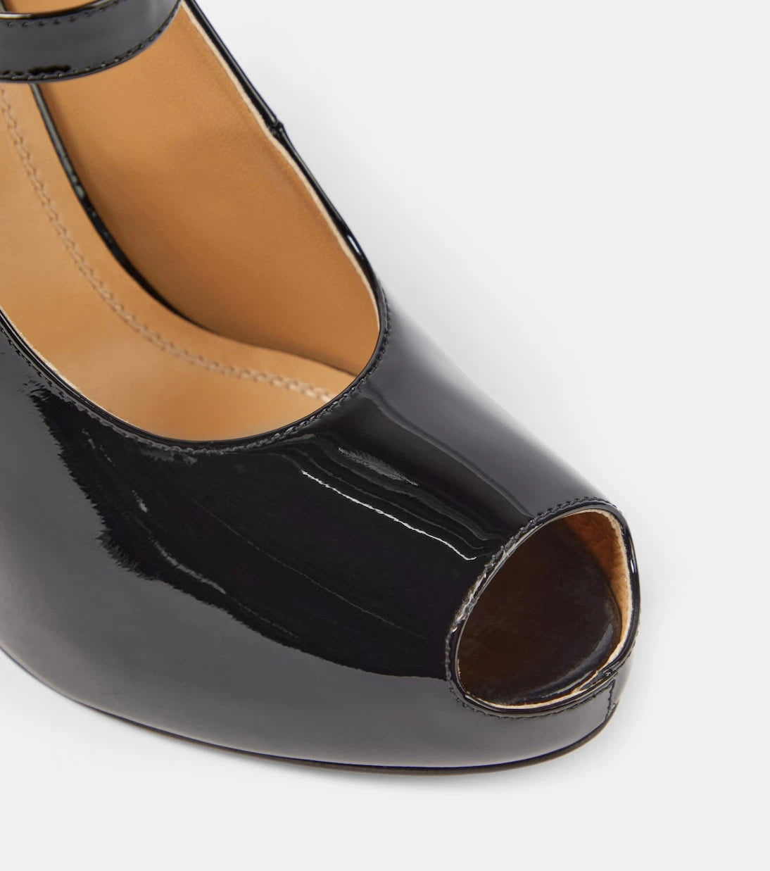 Maison Margiela - حذاء ماري جين بكعب عالٍ من الجلد اللامع ومقدمة مفتوحة