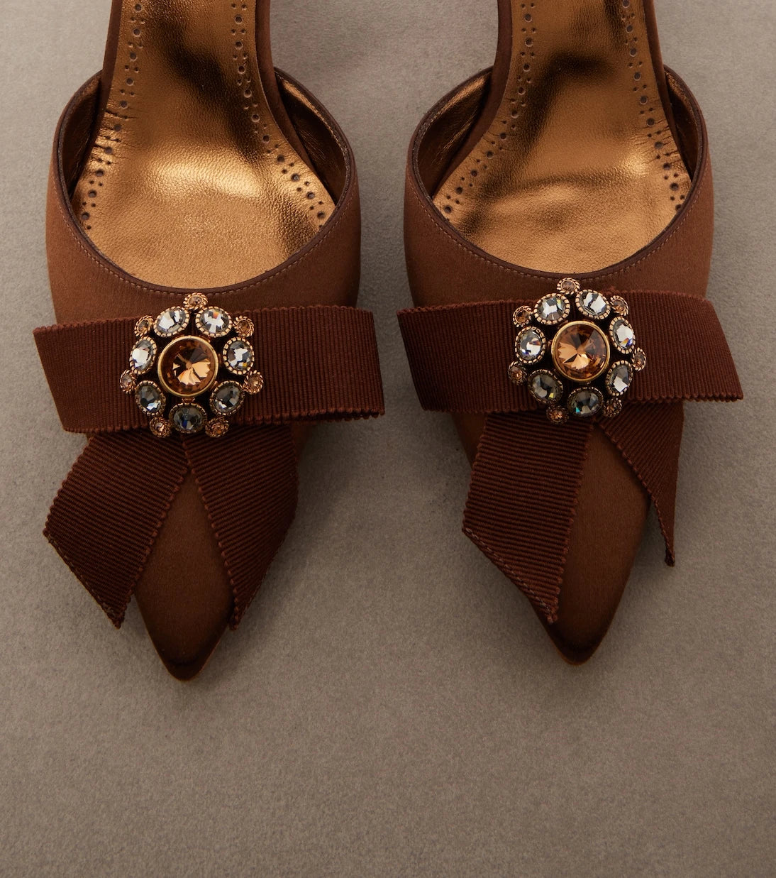Manolo Blahnik - Apidosa embellished satin pumps