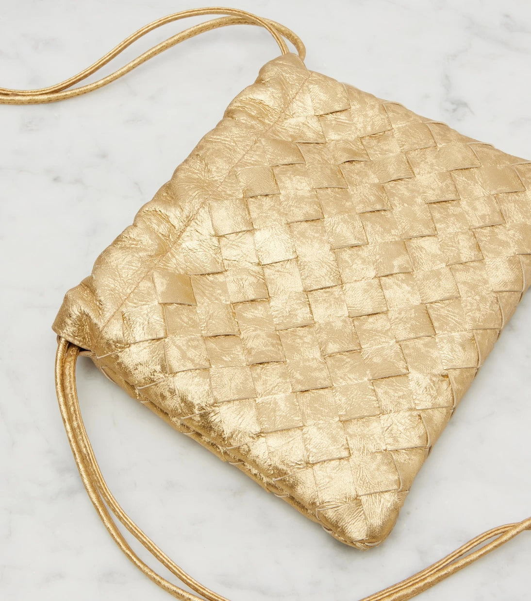 Bottega Veneta - حقيبة يد صغيرة من الجلد المعدني بنمط إنترشاتو