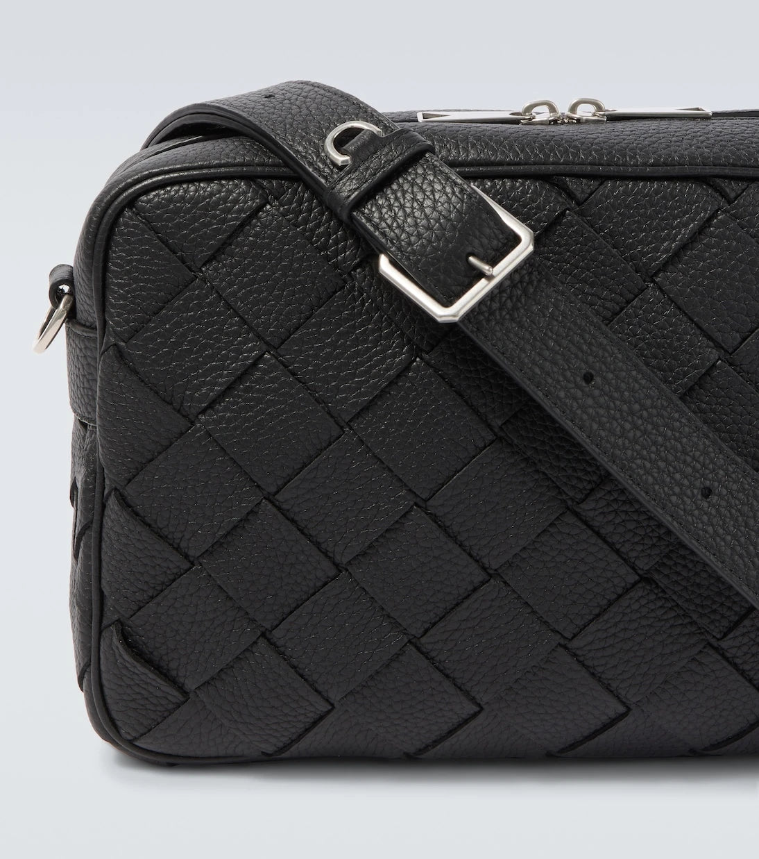 Bottega Veneta - حقيبة كاميرا جلدية بتصميم إنترتشاتو