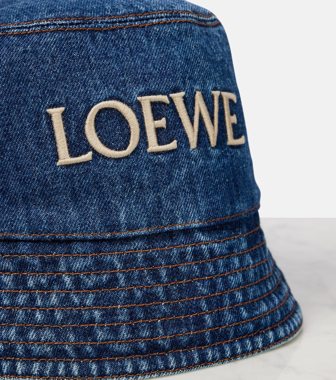قبعة دلو من الدنيم بشعار Loewe - Paula's Ibiza