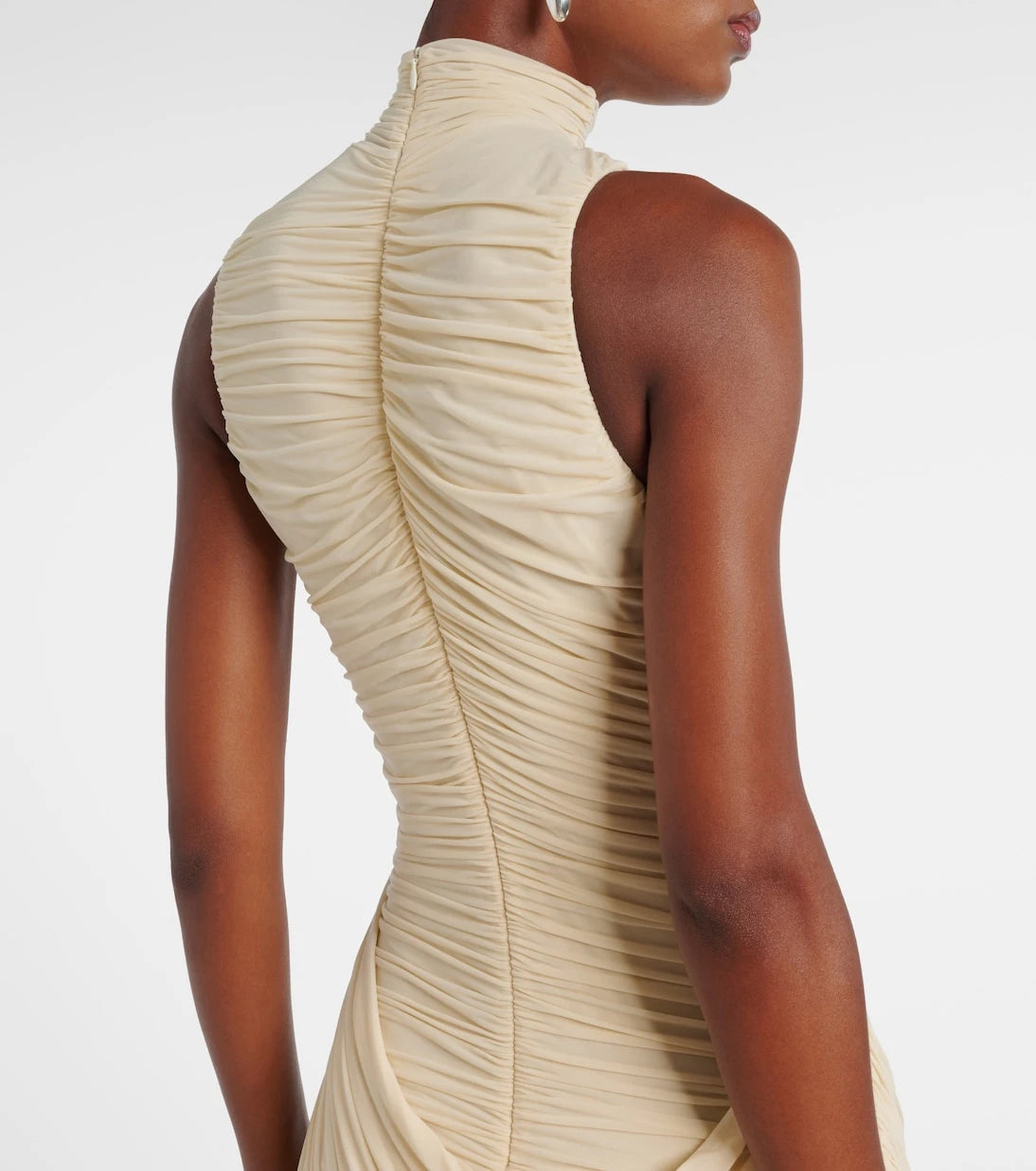 ماجدا بوتريم - فستان بتصميم درابيه ومُكسّر مع زهور زخرفية