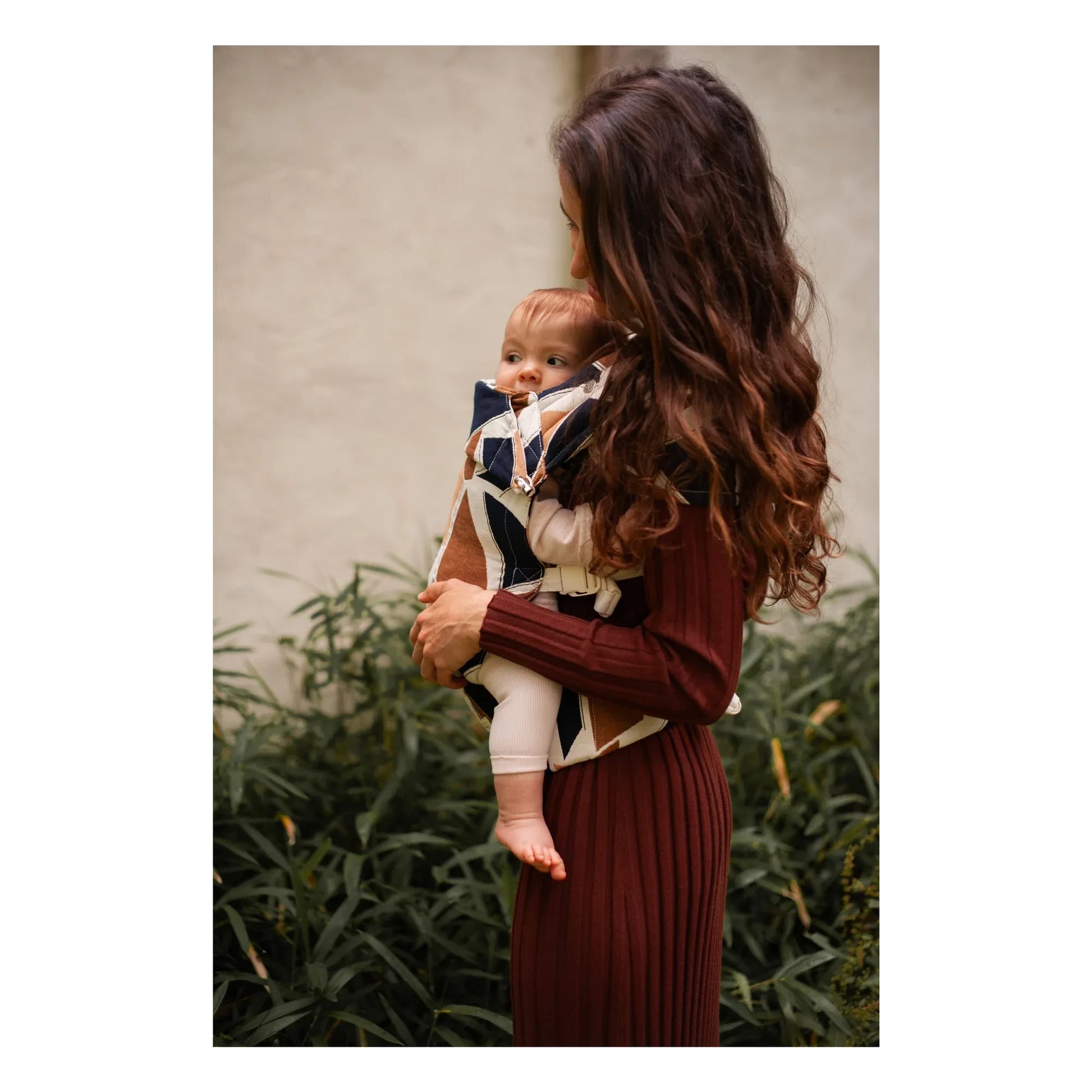 Mama Hangs - Carry &amp; Bloom baby carrier | Earth