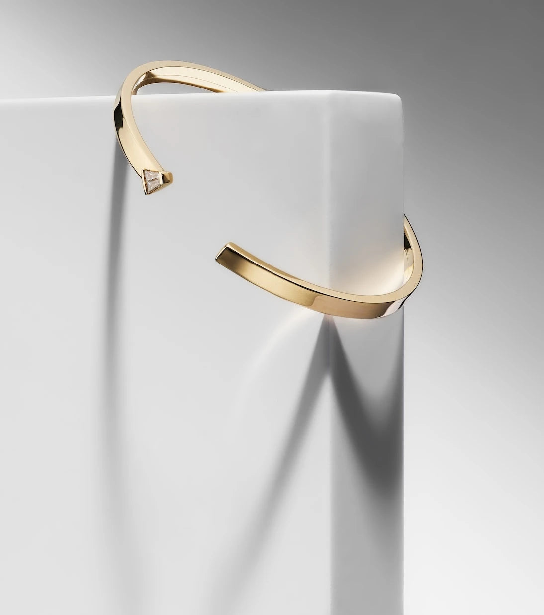 Bucherer Fine Jewellery - Medium 18kt gold bangle with diamonds