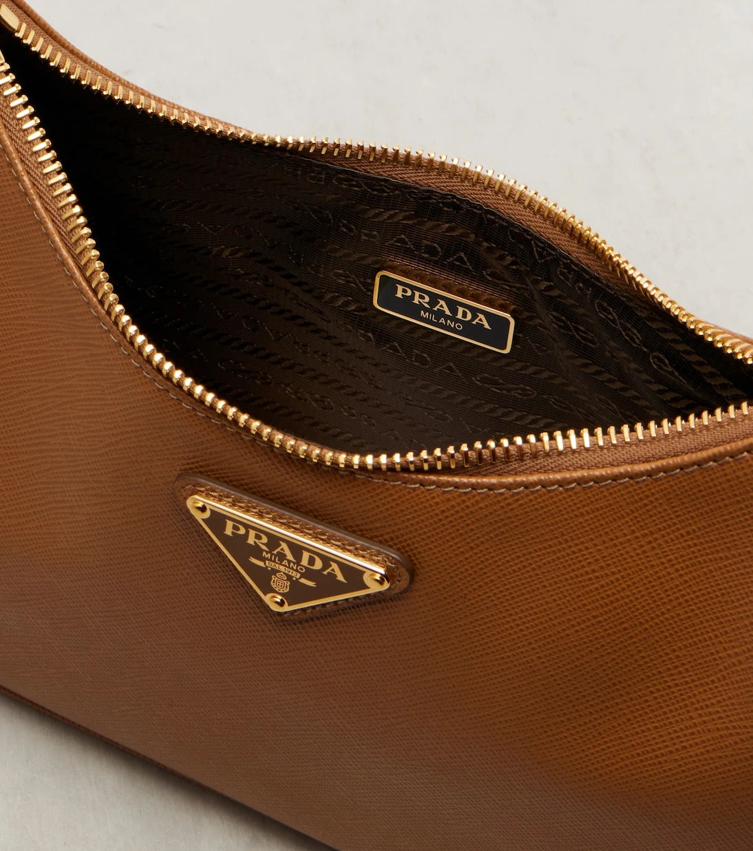 Prada - حقيبة كتف صغيرة Re-Edition 2005 جلدية