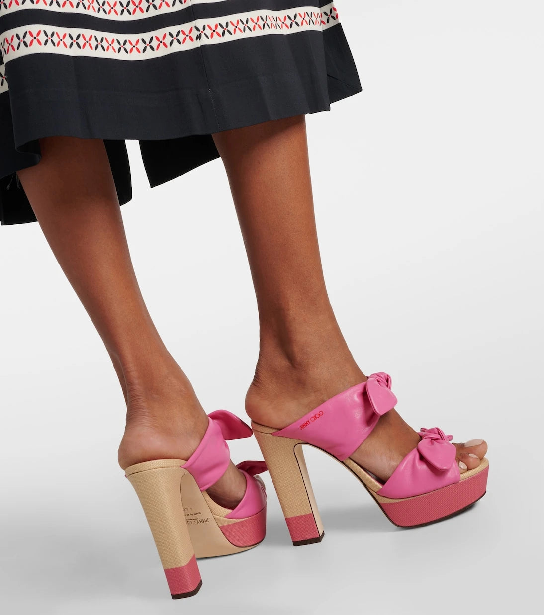 Jimmy Choo - صندل ريو 120 بكعب بلاتفورم من الجلد والرافيا