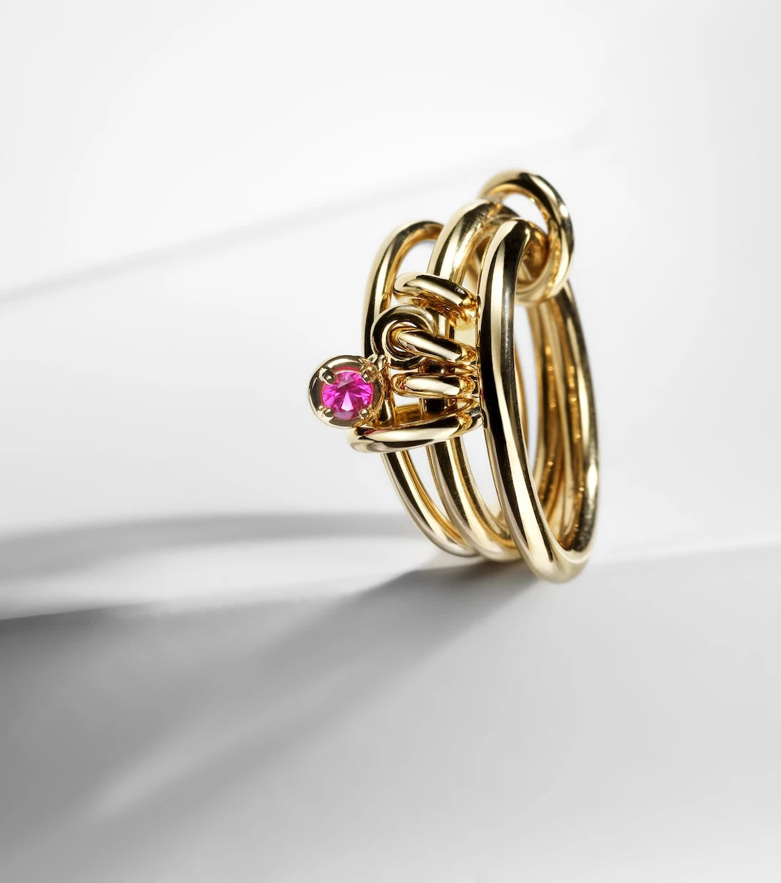 Spinelli Kilcollin - Piera 18kt gold linked rings with sapphire