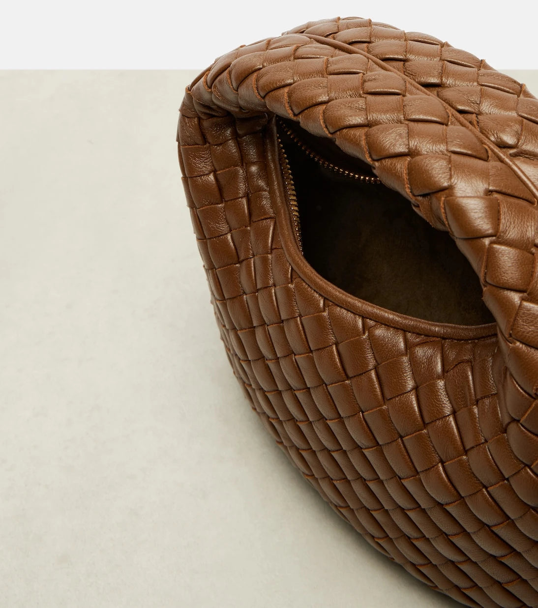 Bottega Veneta - حقيبة يد علوية من الجلد بيبي فينيتا