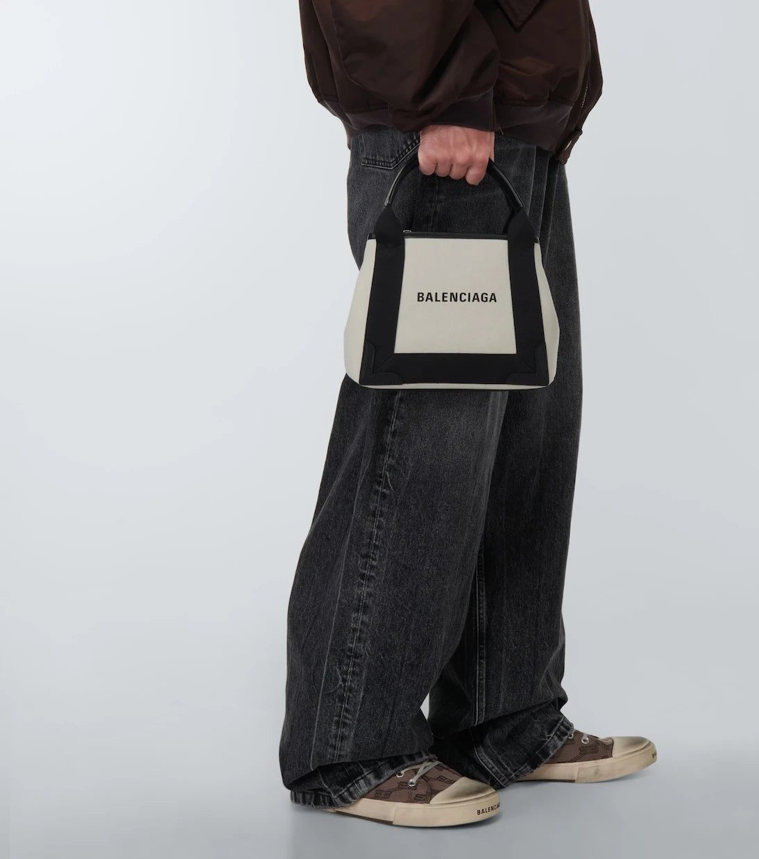Balenciaga - حقيبة قماش كاباس المزينة بالجلد