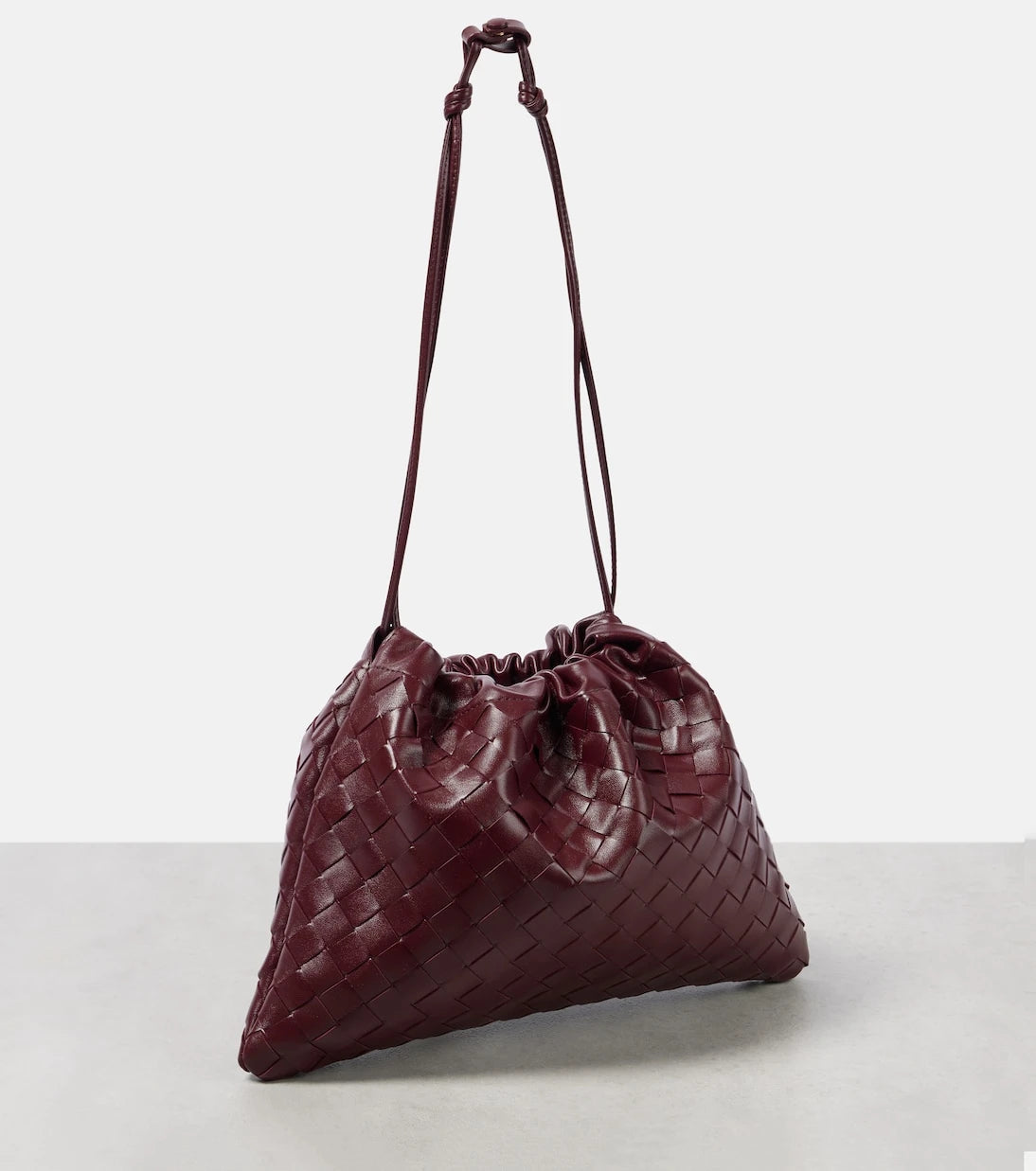 Bottega Veneta - حقيبة كلاتش جلدية متوسطة "داست باج"