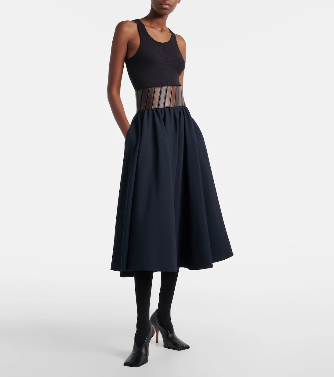 Alaïa - تنورة متوسطة الطول من الصوف بكسرات جلدية