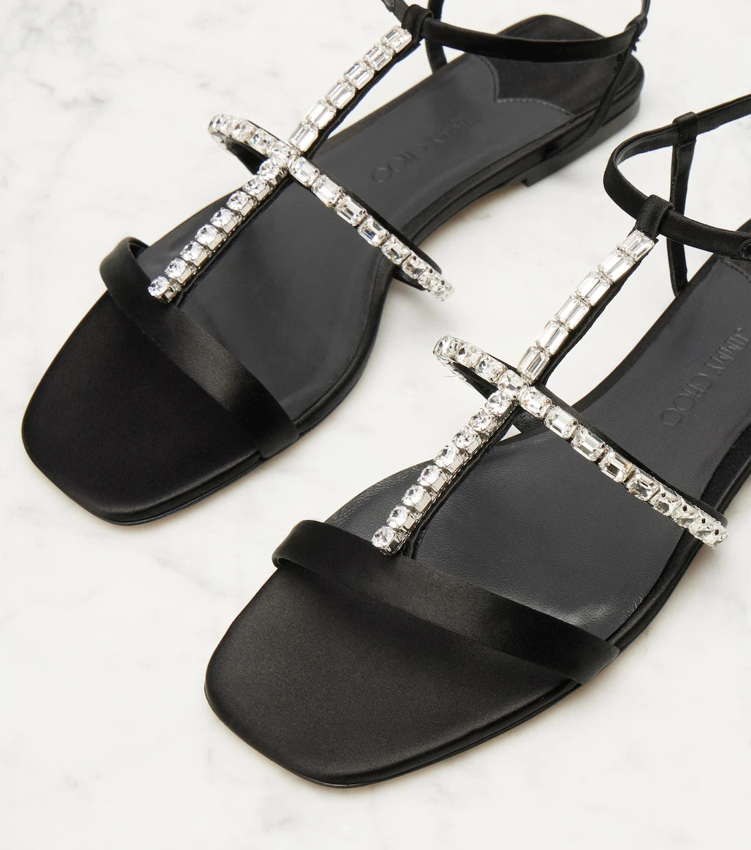 Jimmy Choo - صندل Gwyn من الساتان المزدان بالزينة