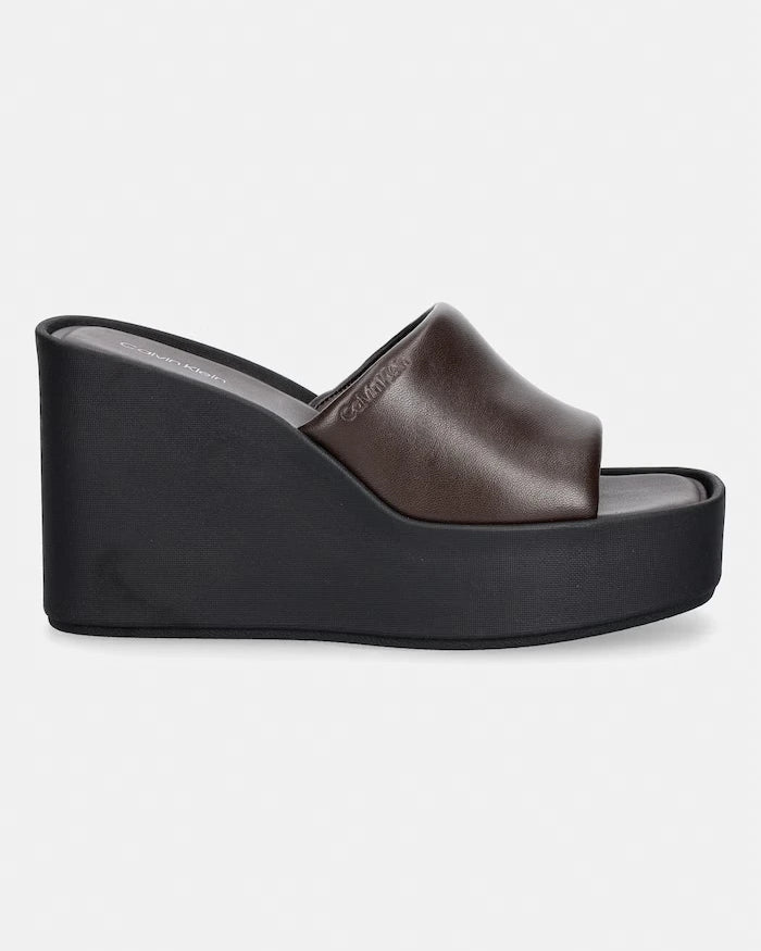 Calvin Klein eğimli platformlu kadın deri terlik WEDGE 70 SNDL MULE LTH