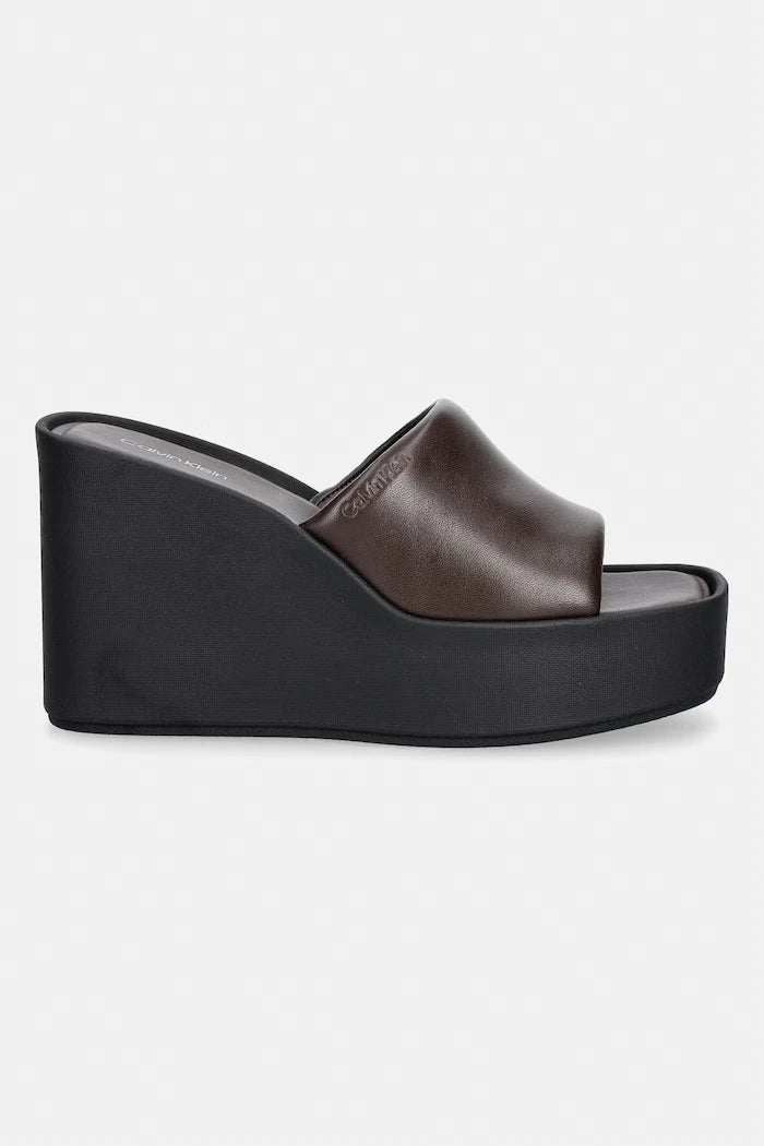 Calvin Klein eğimli platformlu kadın deri terlik WEDGE 70 SNDL MULE LTH