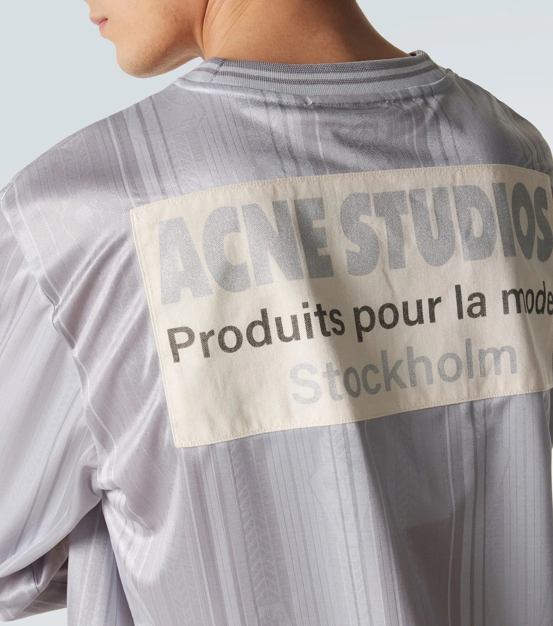 Acne Studios - تيشيرت مخطط بشعار العلامة