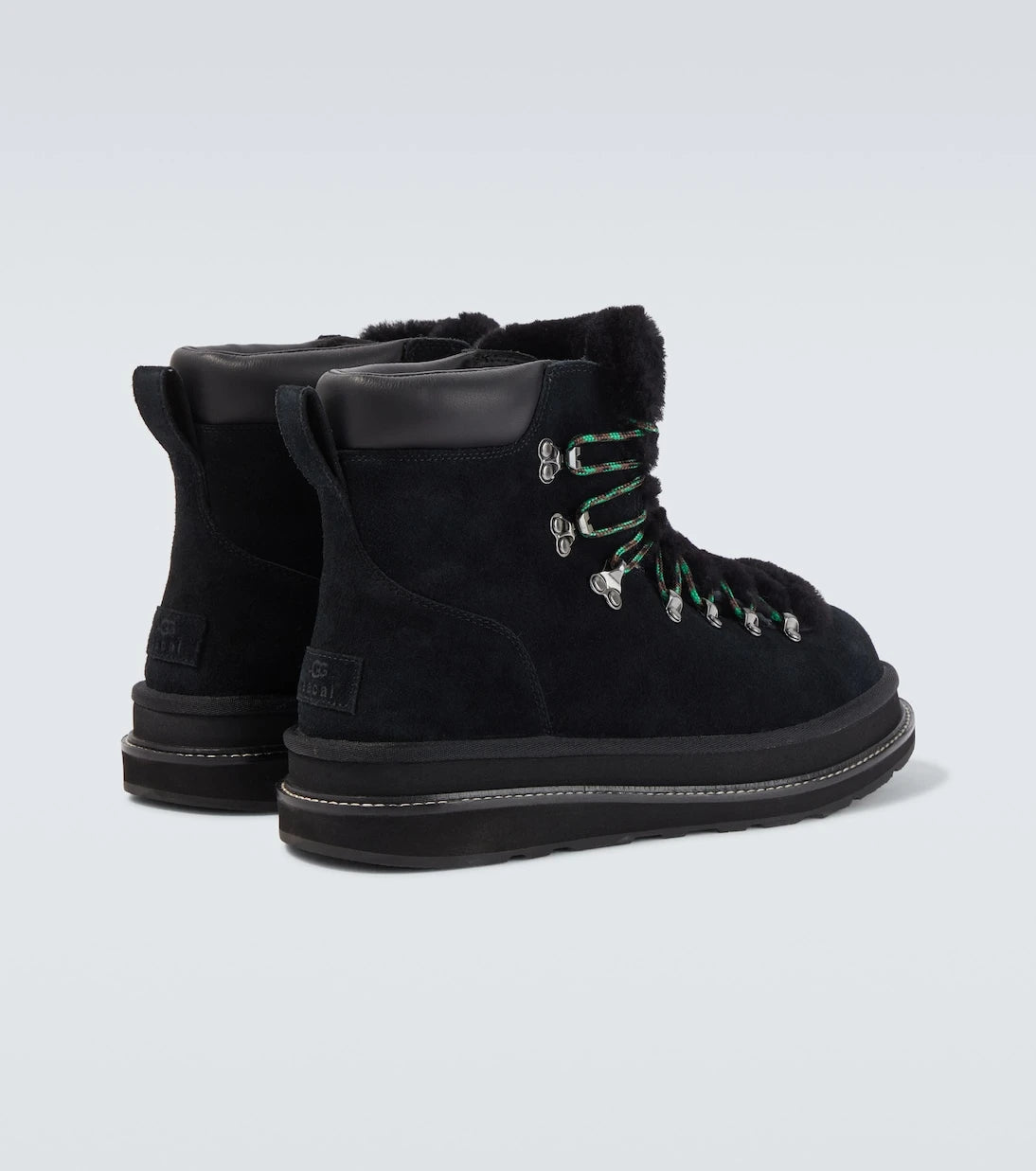 Sacai - حذاء هايكنج من جلد الشامواه وشيرلينج بالتعاون مع UGG