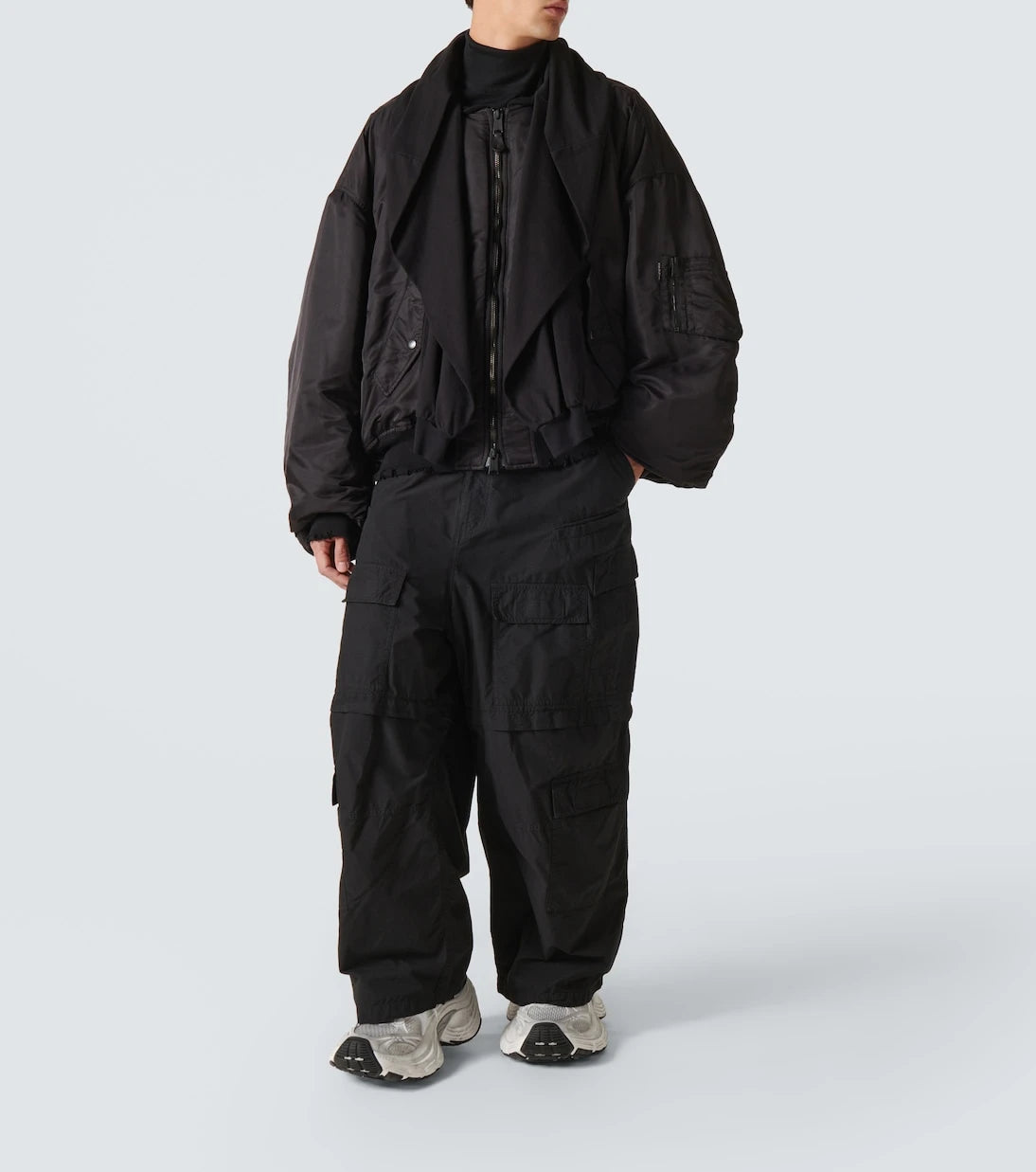Balenciaga - جاكيت بومبر بقبعة مخفية
