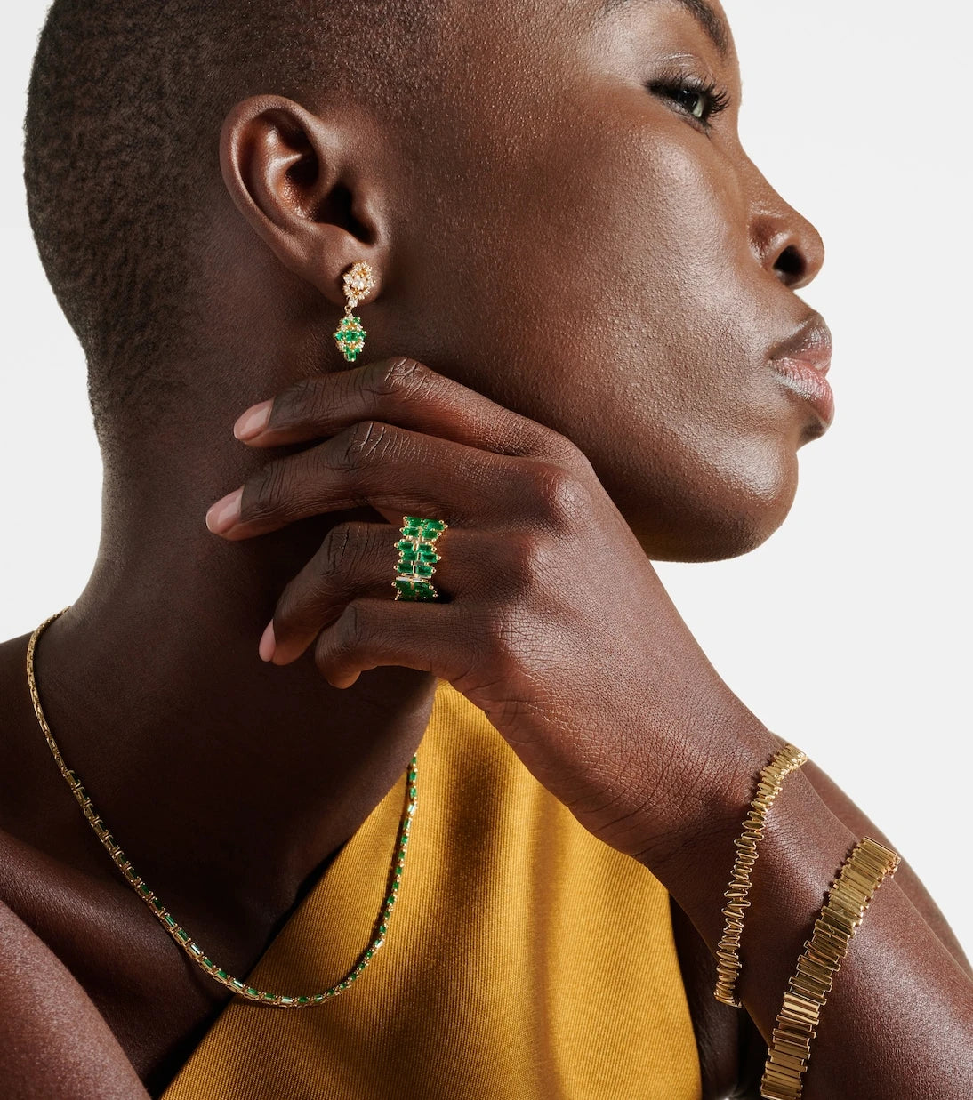 Suzanne Kalan - 18kt gold ring with diamonds and emeralds