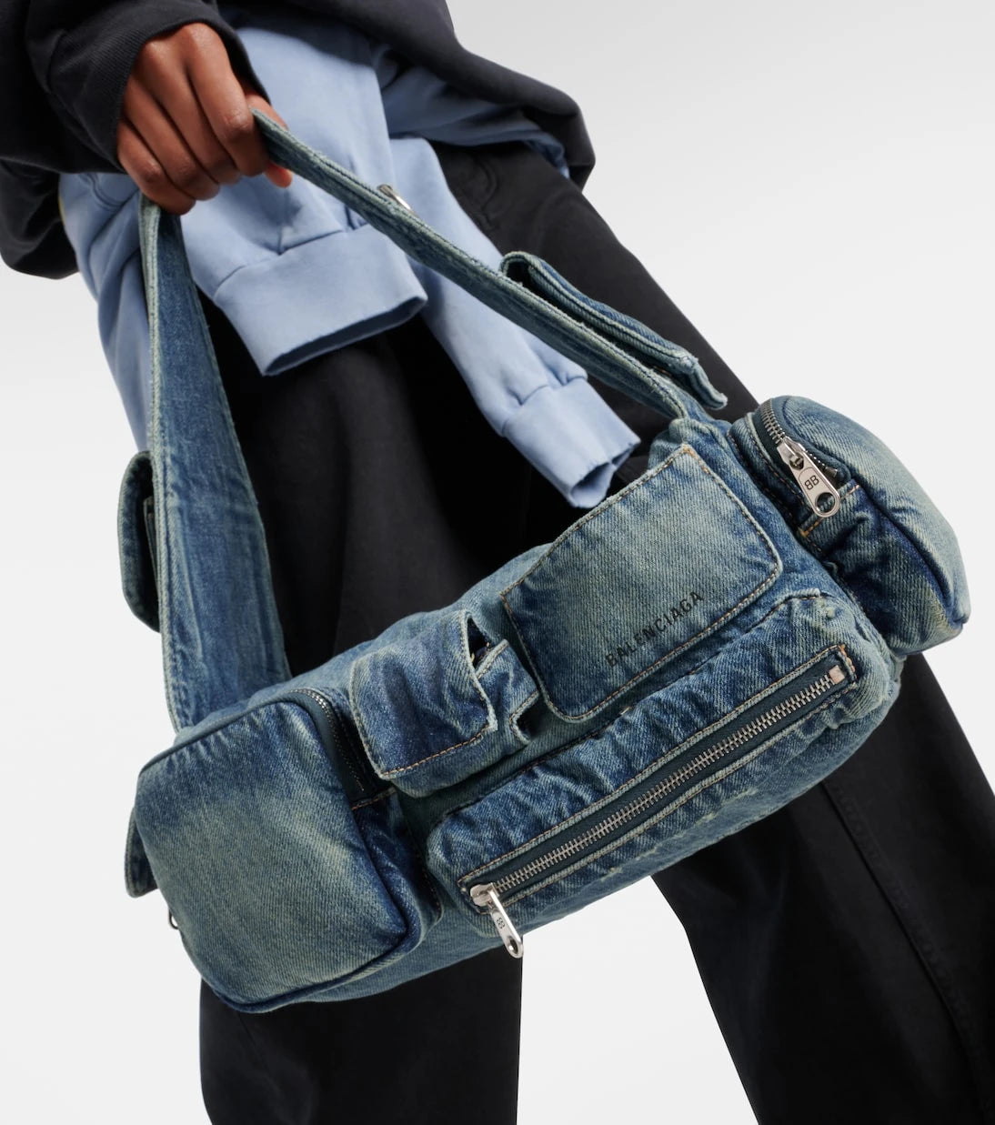 Balenciaga - حقيبة Superbusy Small كروس من الدنيم