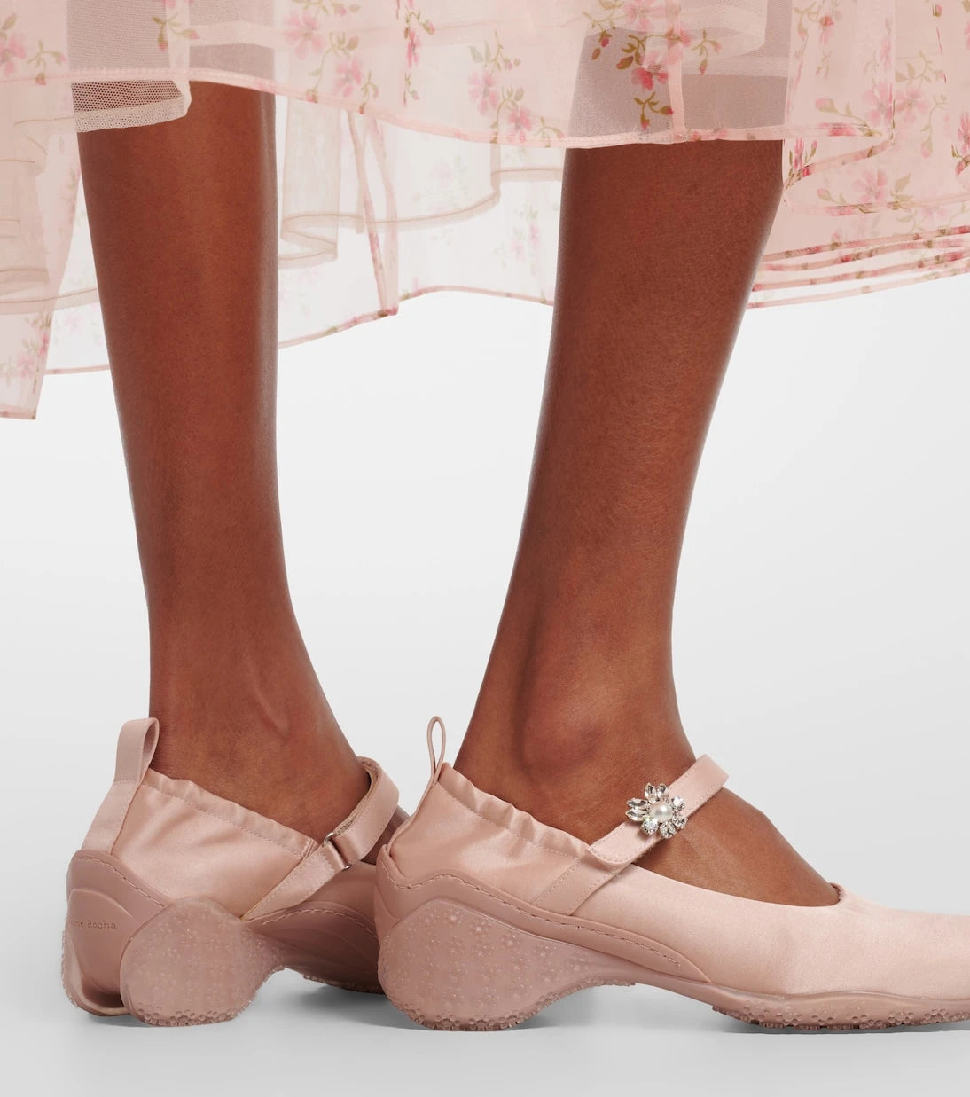 Simone Rocha - حذاء باليه رنر بكعب ومزين بالكريستال من الساتان
