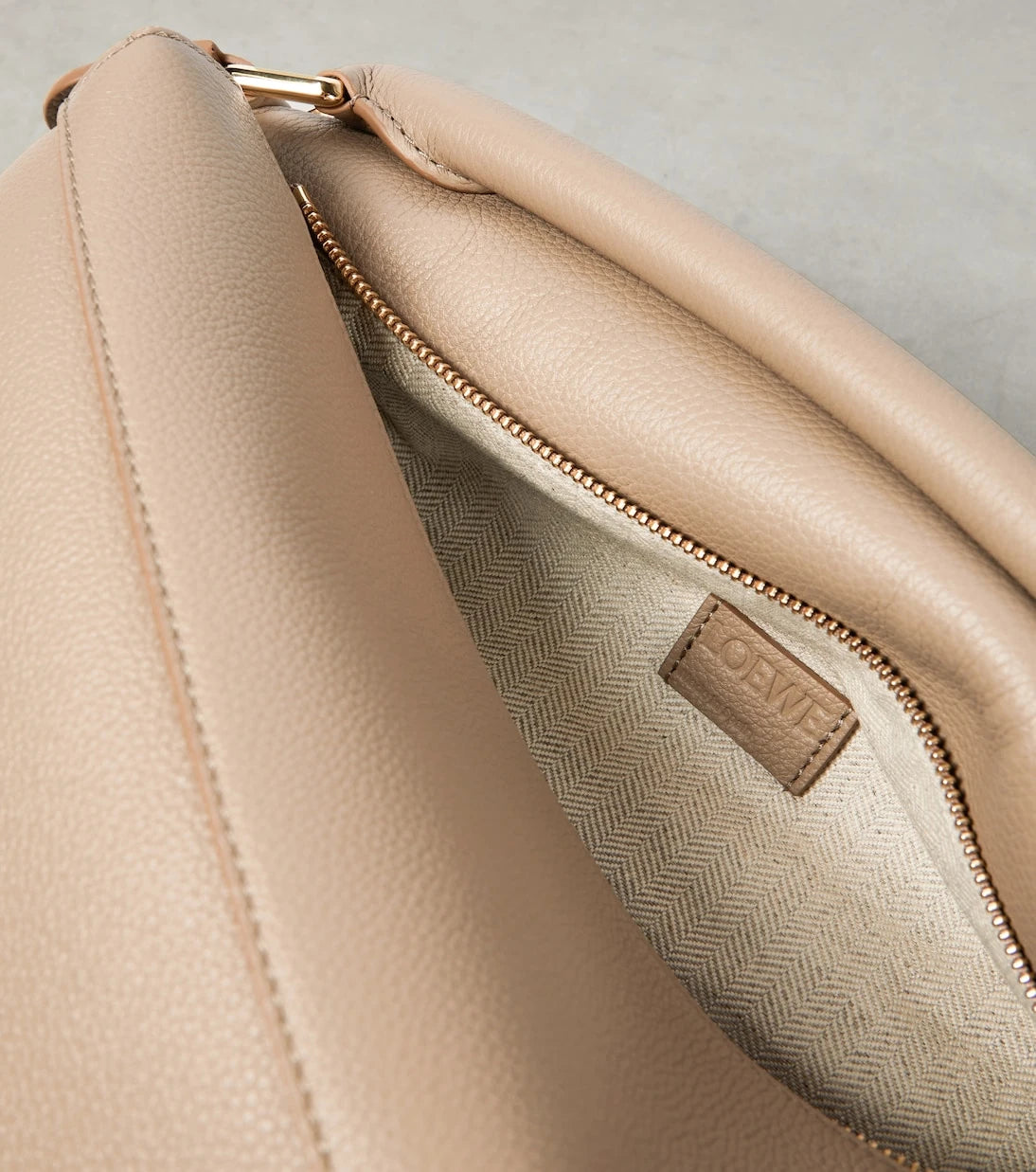 Loewe - حقيبة توت Puzzle Edge متوسطة من الجلد