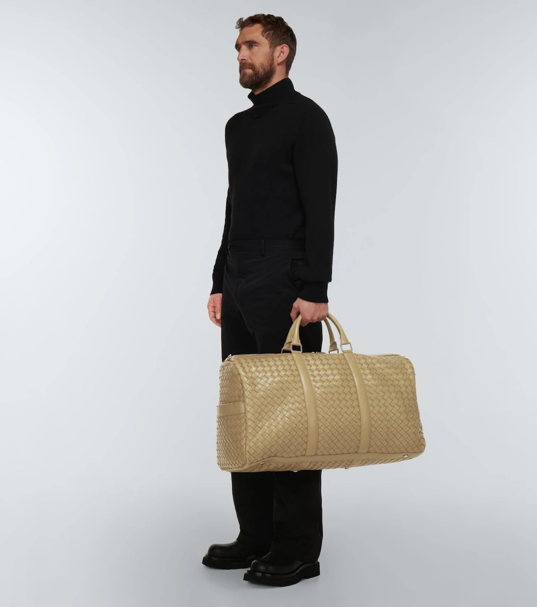 Bottega Veneta - حقيبة دفل كبيرة من جلد إنترتشياتو