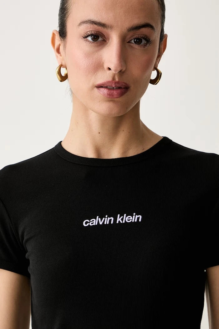 Calvin Klein Jeans pamuk ve elastanlı kadın tişört