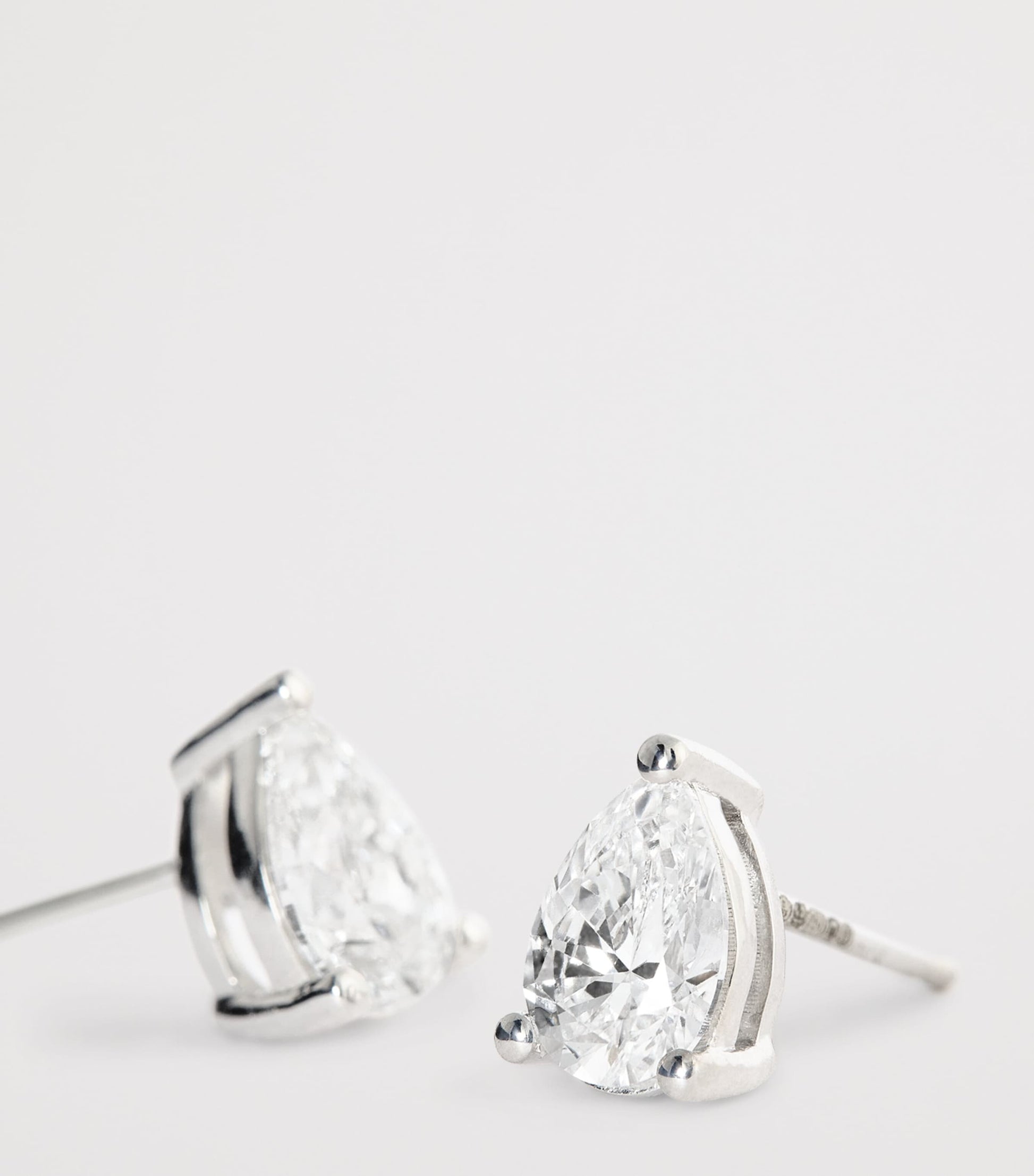 White Gold and Diamond Pear Stud Earrings (1.00ctw)