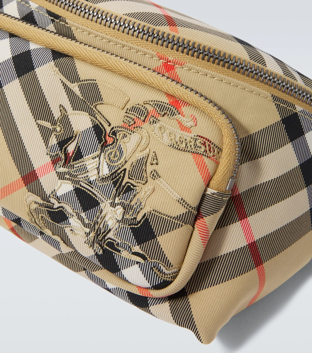 Burberry - حقيبة خصر مطرزة بنقشة مربعات بربري