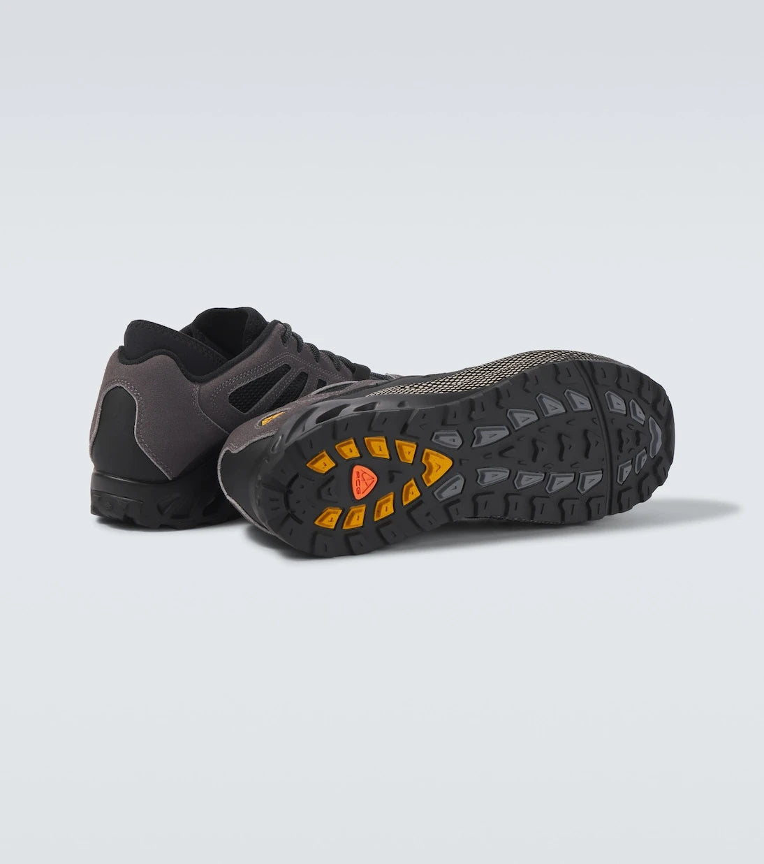 Nike - حذاء سنيكرز ACG Air Exploraid بحواف جلدية