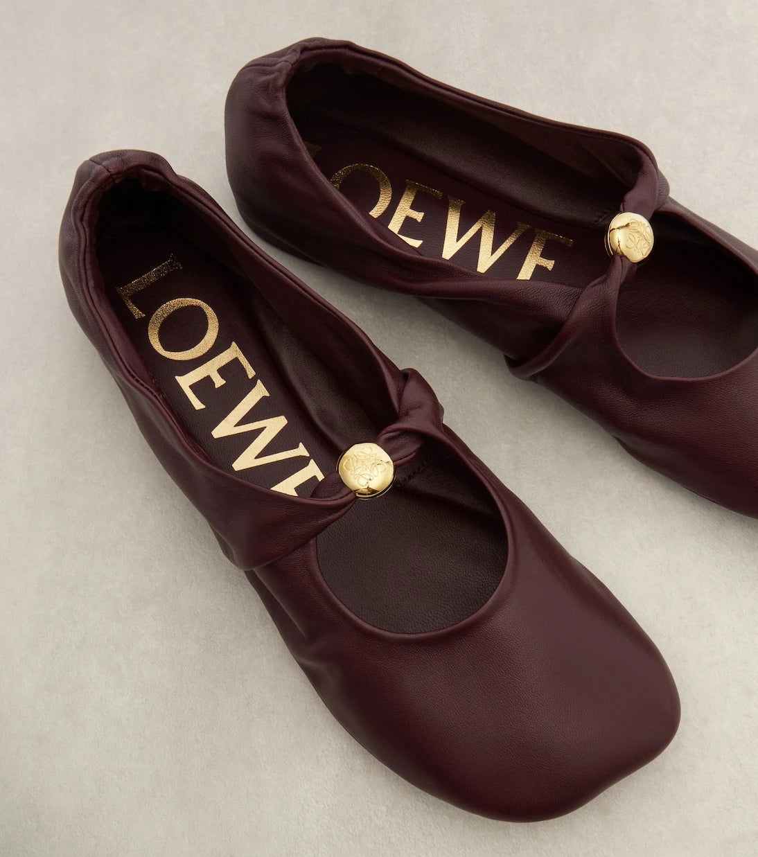 Loewe - حذاء ماري جين مسطح من جلد ناعم طراز Pebble
