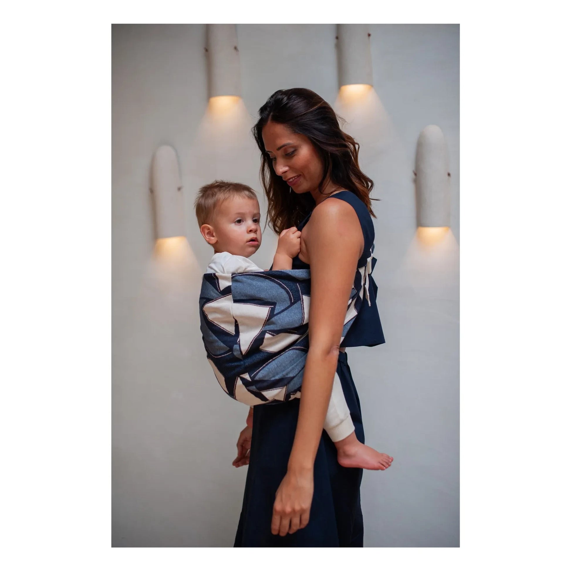 Mama Hangs - Carry &amp; Walk baby carrier | Indigo