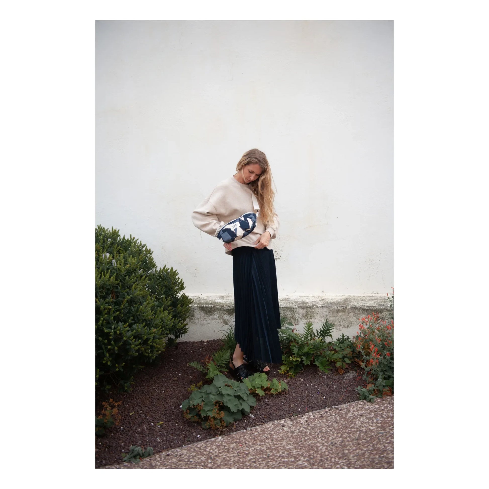 Mama Hangs - Bloom Bag multi-function banana | Indigo