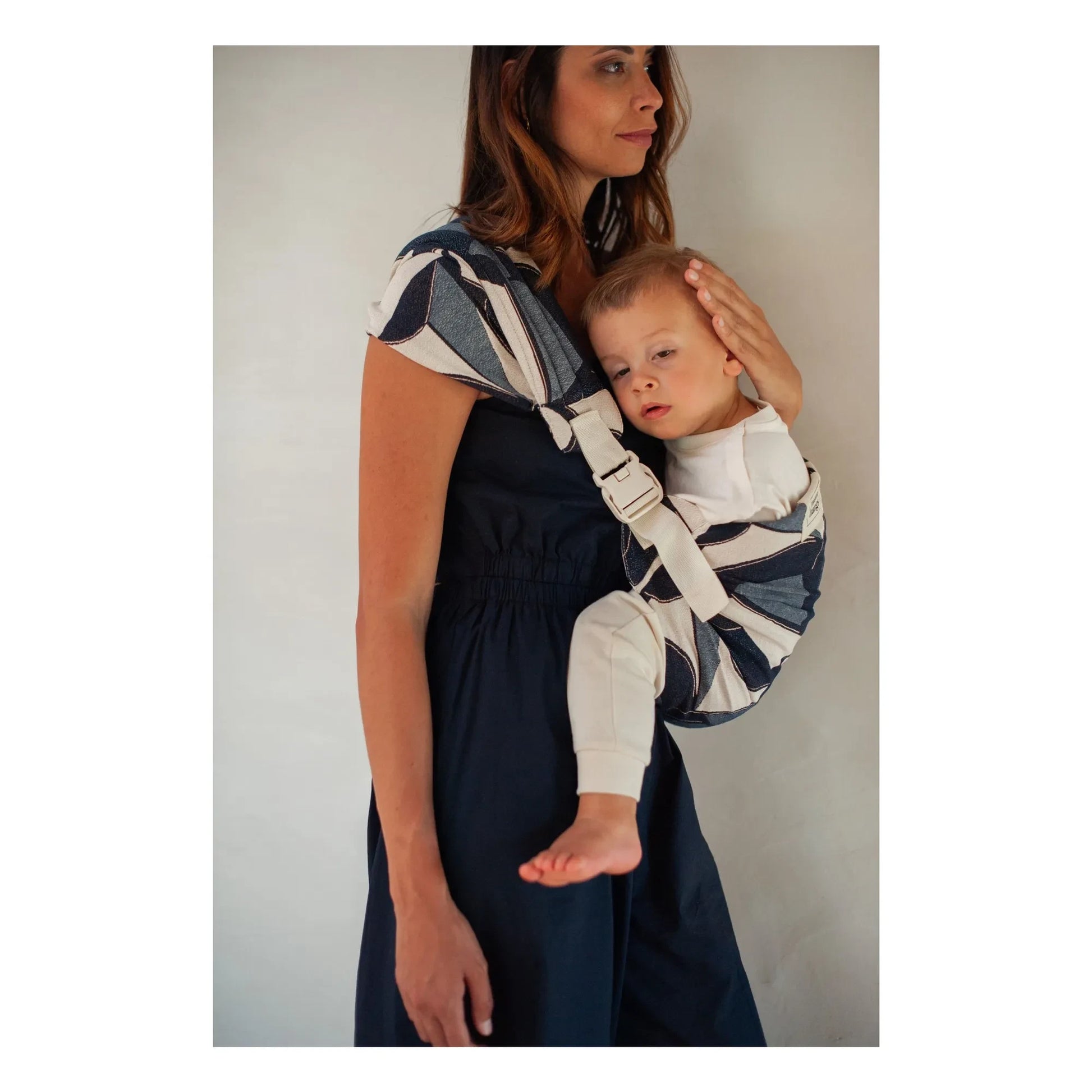Mama Hangs - Carry &amp; Walk baby carrier | Indigo