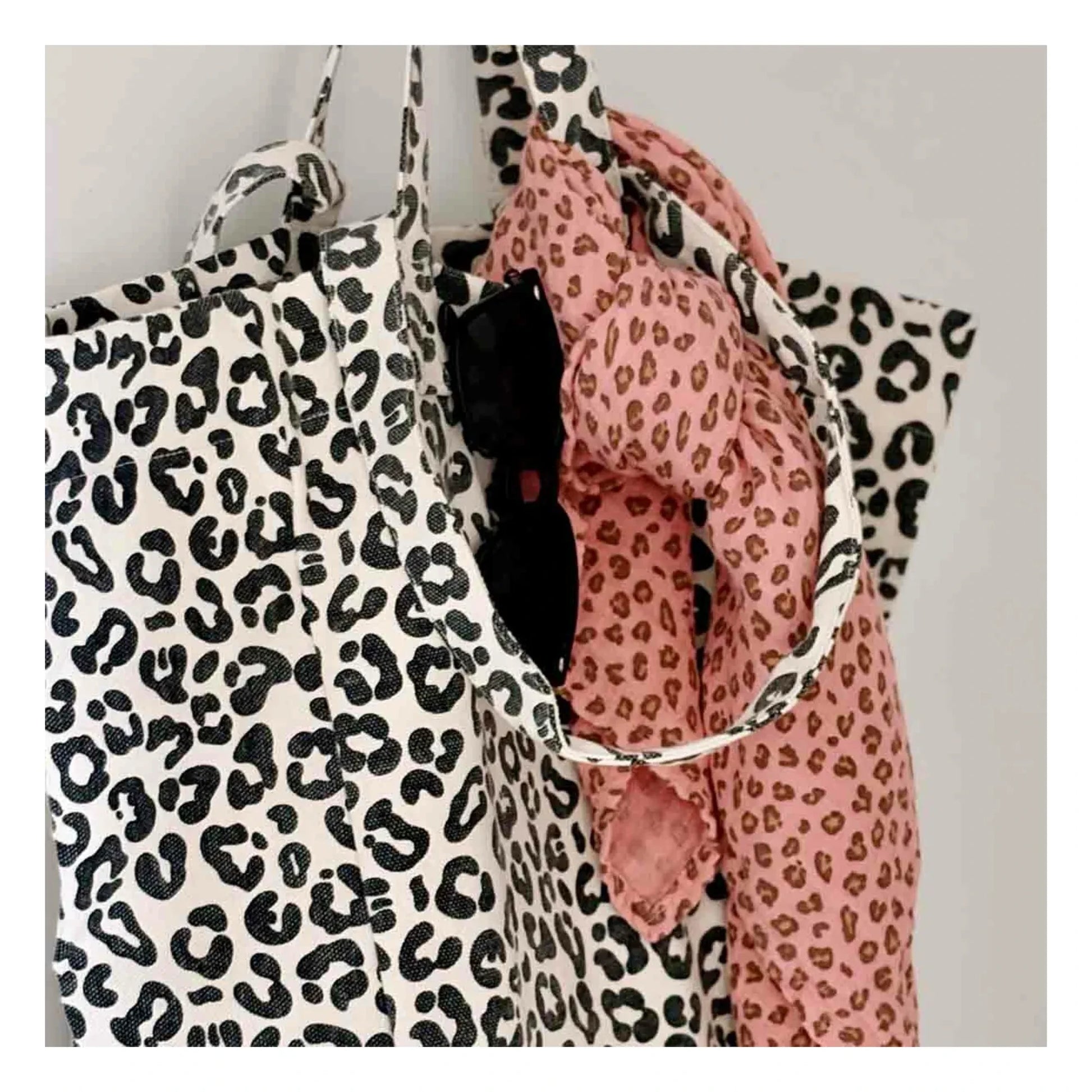 Rose in April - Elisabeth Graou tote bag | Beige