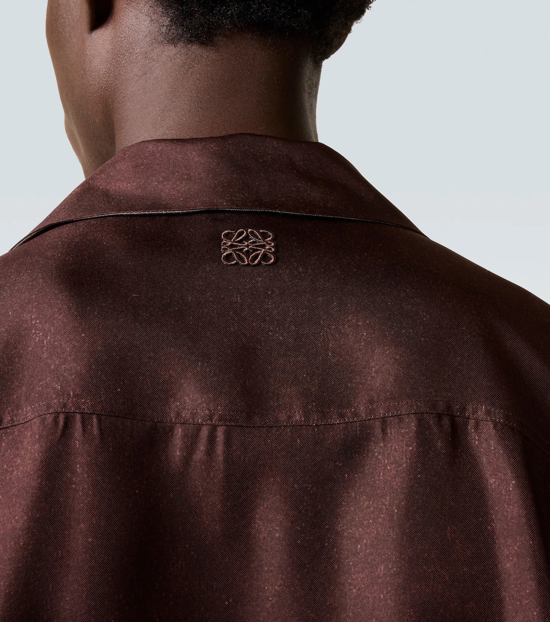Loewe - قميص بولينج من التويل الحريري بطبعة ألبرز
