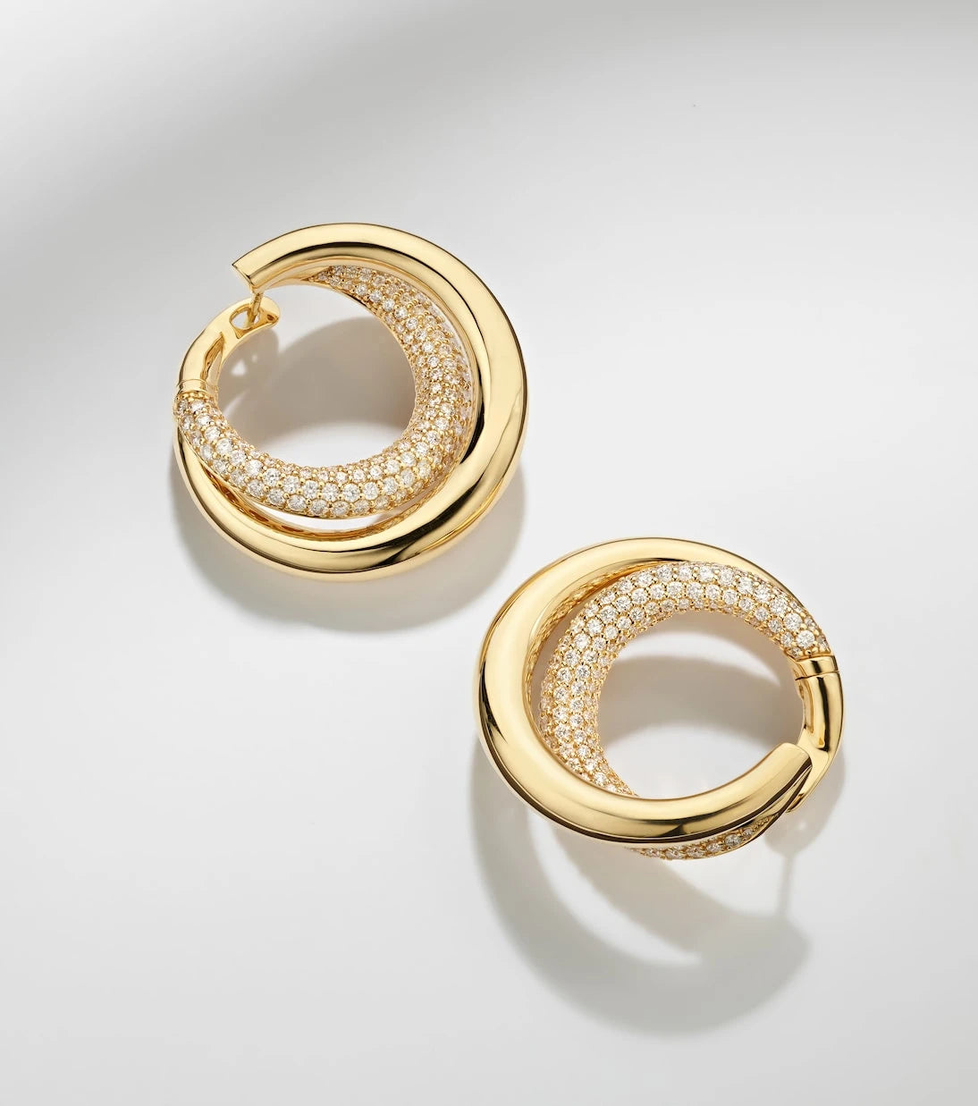 Engelbert - Infinity Loop Medium 18kt gold earrings with diamonds
