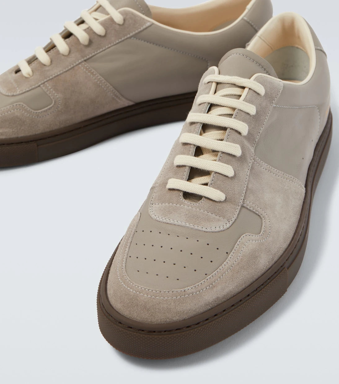 Common Projects - حذاء رياضي Achilles من الجلد والجلد السويدي