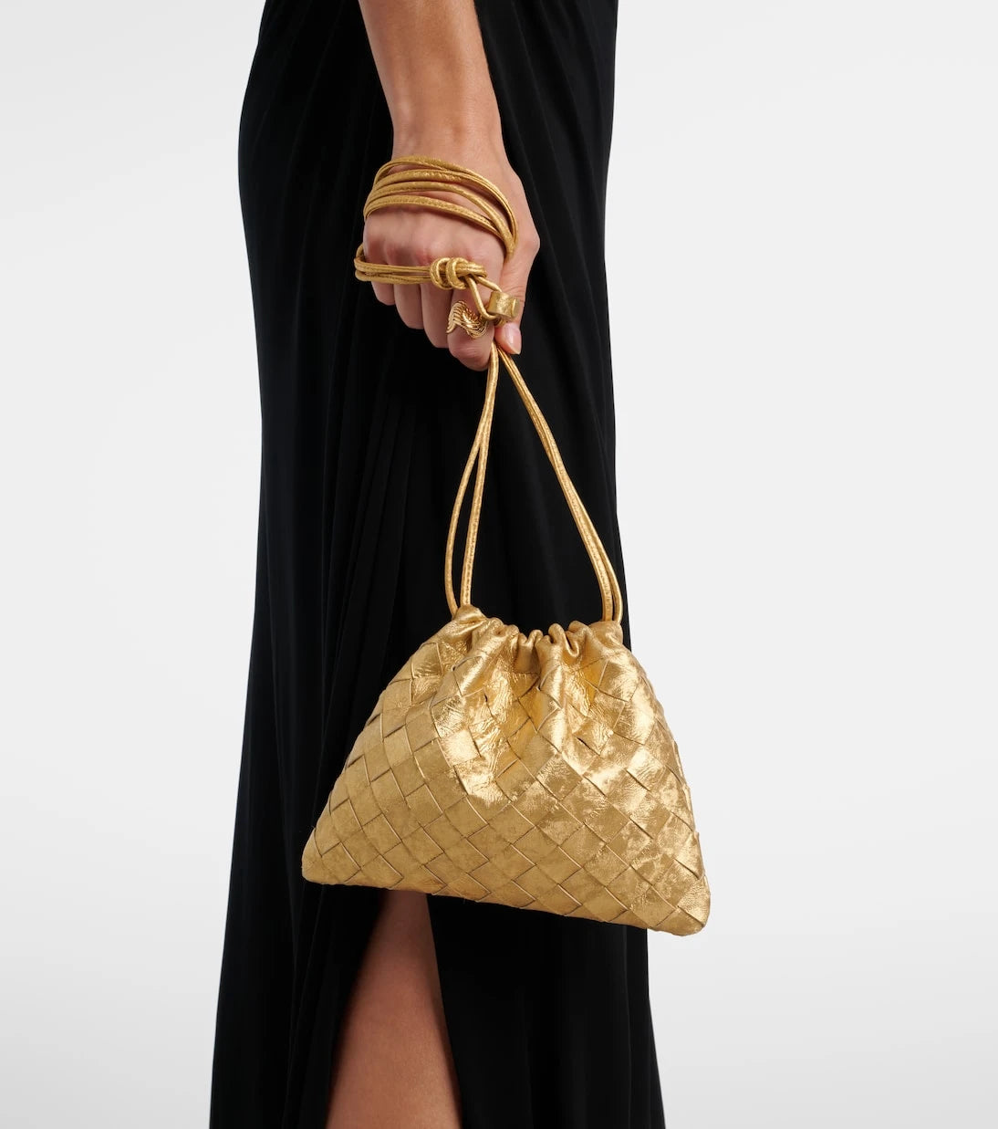 Bottega Veneta - حقيبة يد صغيرة من الجلد المعدني بنمط إنترشاتو
