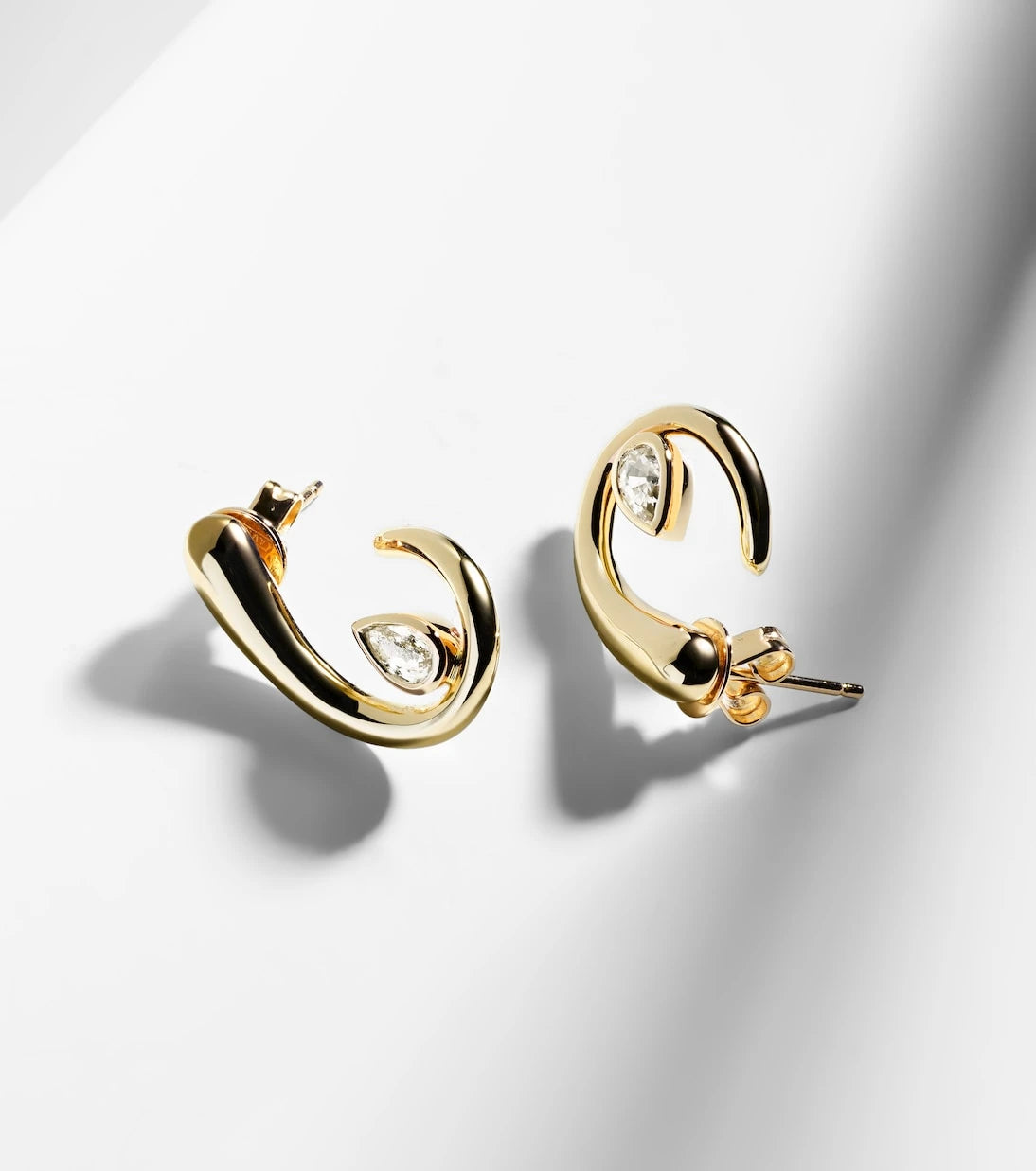 Shay Jewelry - أقراط من الذهب عيار 18 قيراطًا مرصعة بالألماس
