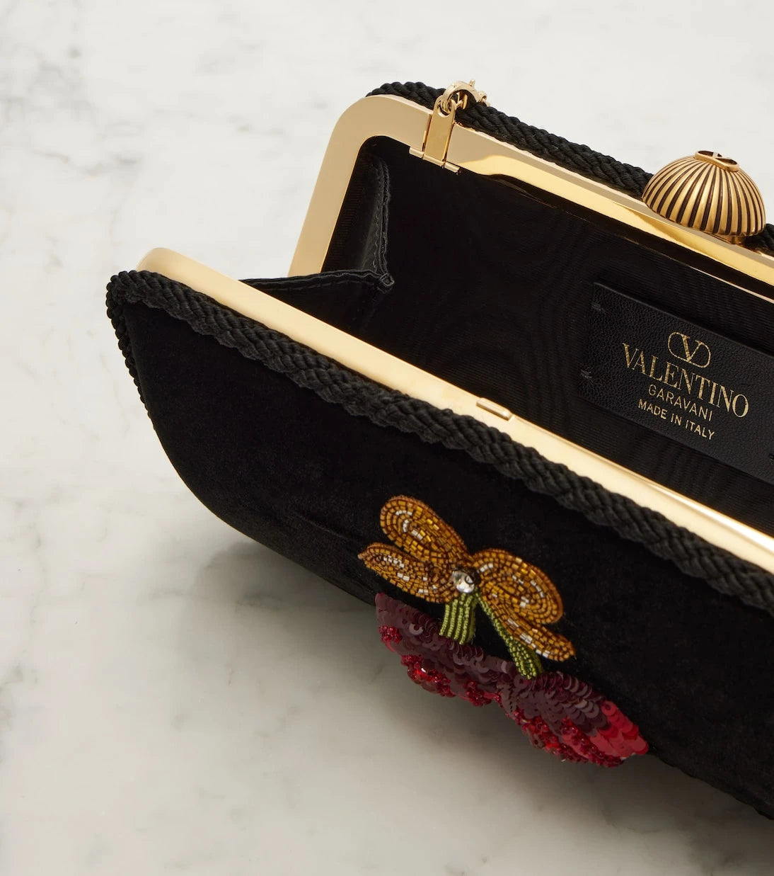 Valentino Garavani - حقيبة كلاتش Carry Secrets المخملية المزيّنة