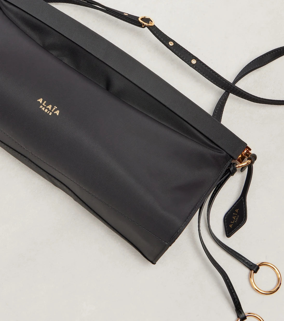 Alaïa - حقيبة كتف Le Click East West متوسطة الحجم