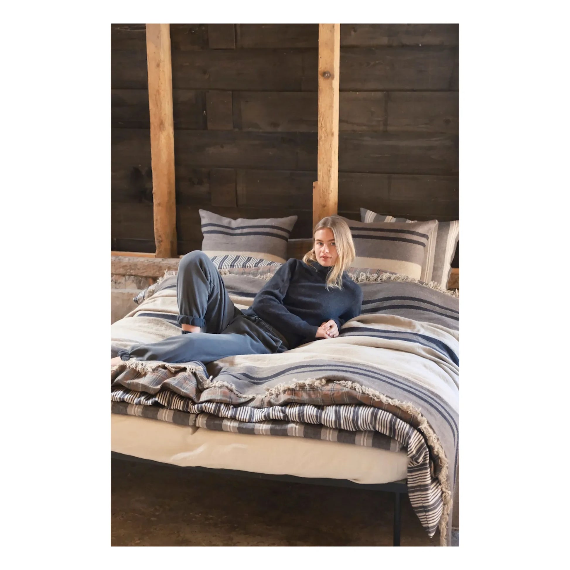 Libeco - Black House Stripe linen throw | Carbon