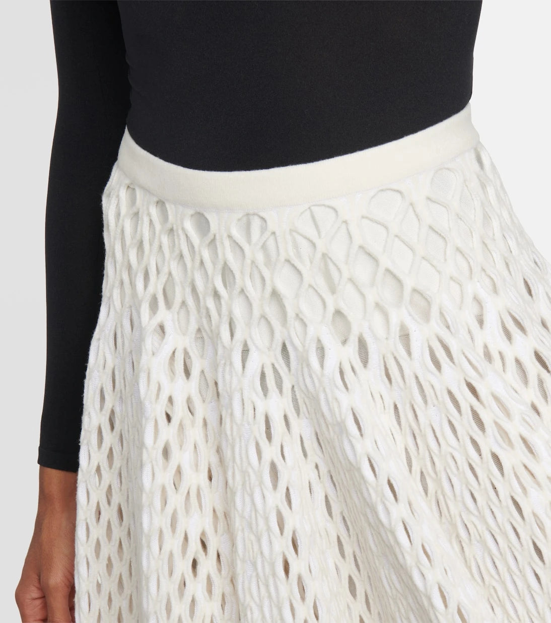 Alaïa - تنورة قصيرة محبوكة بخصر مرتفع