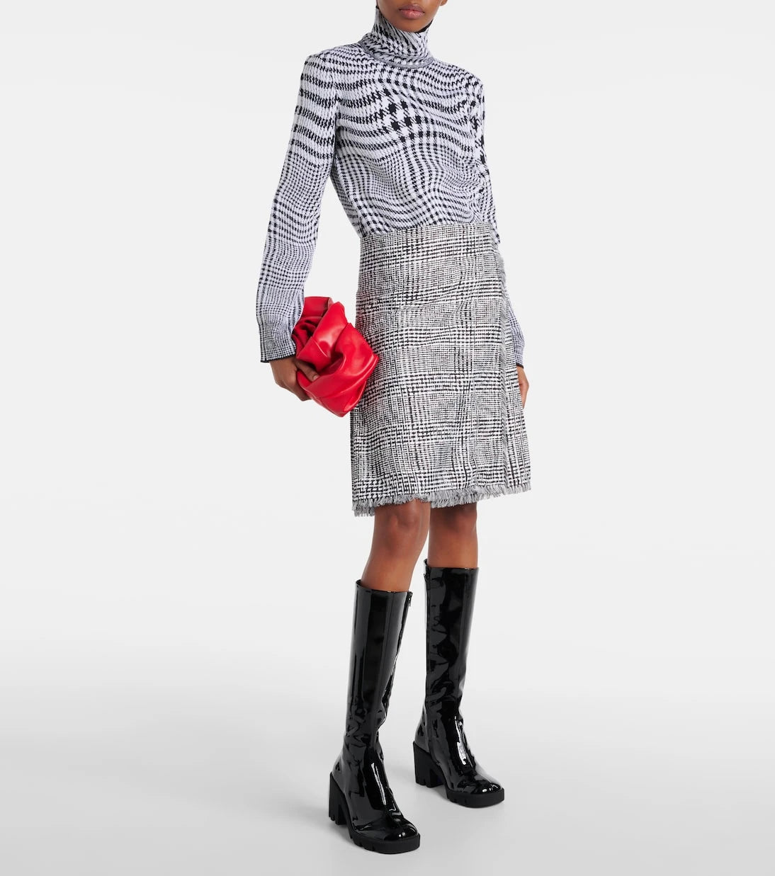 Burberry - حذاء برقبة تصل للركبة من جلد لامع بتصميم Stride