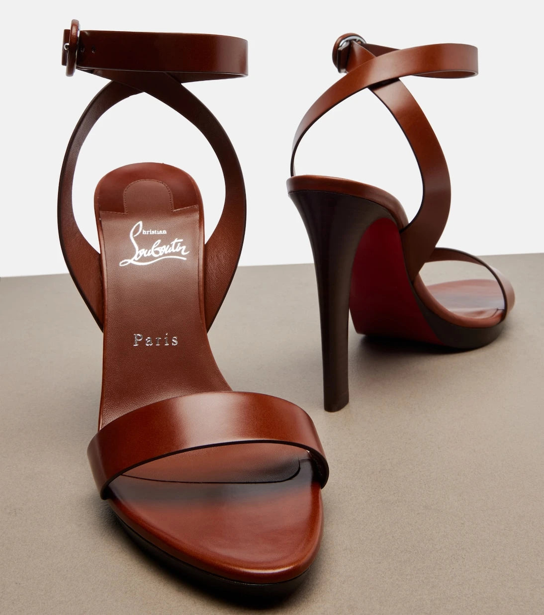 Christian Louboutin - صنادل فاني الجلدية ذات الكعب الخلفي