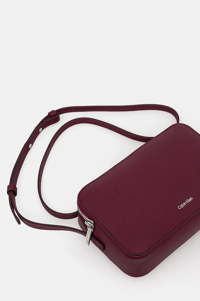 Calvin Klein kadın suni deri çapraz çanta